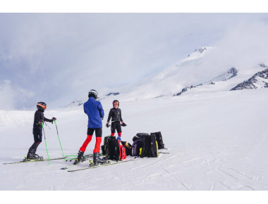 Российские горнолыжники открыли зимний сезон тренировок на Эльбрусе