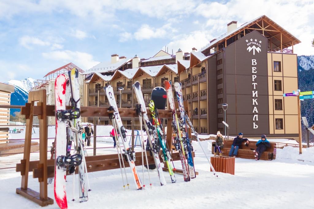 ТАСС: Горцы в национальных костюмах открыли пятый горнолыжный сезон в «Архызе»