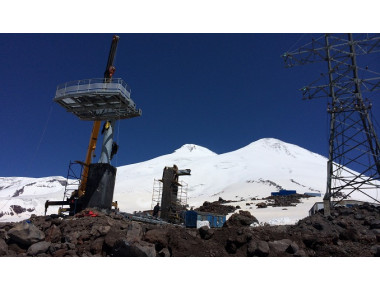 На высоте 3847 метров на Эльбрусе начат монтаж верхней станции канатной дороги