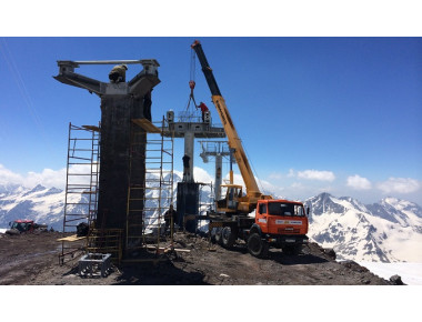 На высоте 3847 метров на Эльбрусе начат монтаж верхней станции канатной дороги